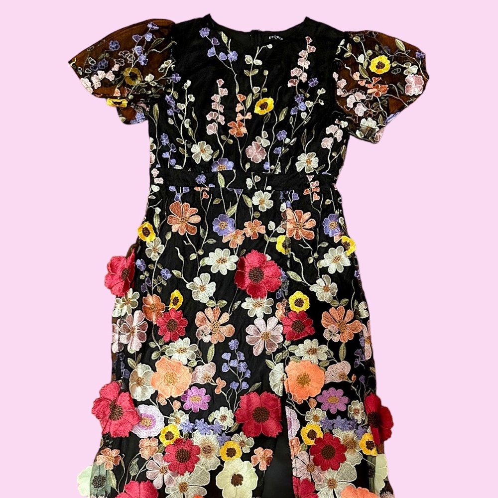 New Storia Embordered Flower Dress Extra Large with Slit